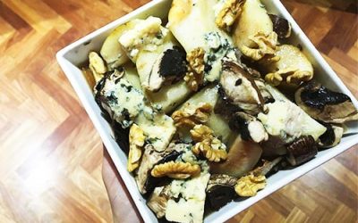 Ensalada de peras, queso azul y hongos