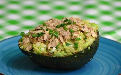 Palta rellena de atún y huevo