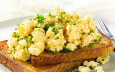 Tostadas integrales con huevos revueltos