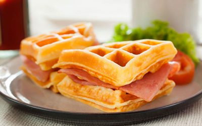 Waffle con jamón y queso